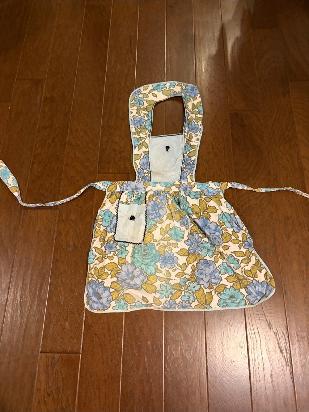 Vintage housewife bib apron with ties